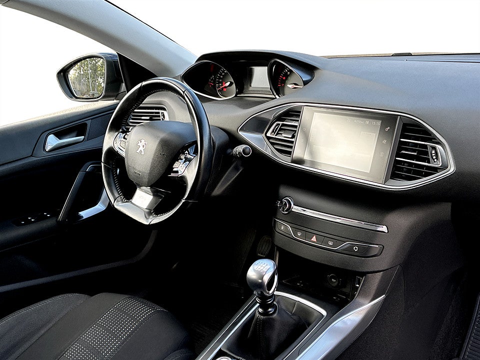 Bild på Peugeot 308 5D Allure 1.2 PT 130hk P-SENSORER DRAG
