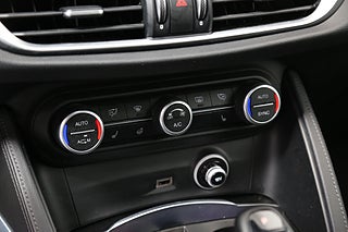 SUV Alfa Romeo Stelvio 16 av 27