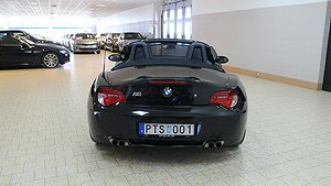 BMW:n har en rak sexa på 343 hästkrafter. 