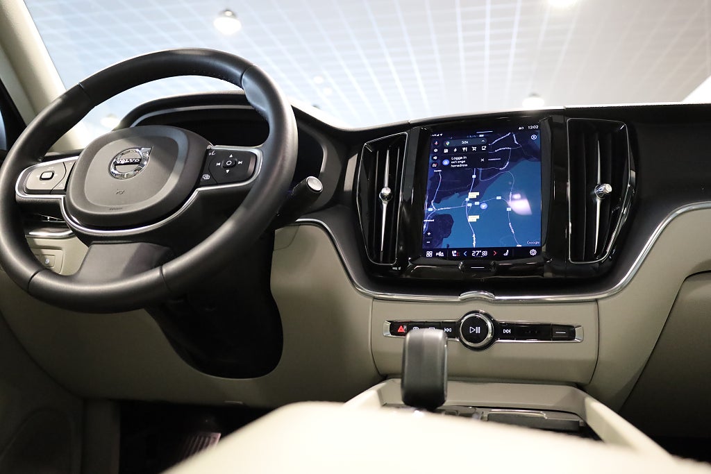 Volvo XC60 Recharge T6 350hk AWD Core Bright Pano Drag Leasbar 2023