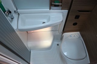 Husbil-integrerad Knaus Van Ti 640 17 av 23