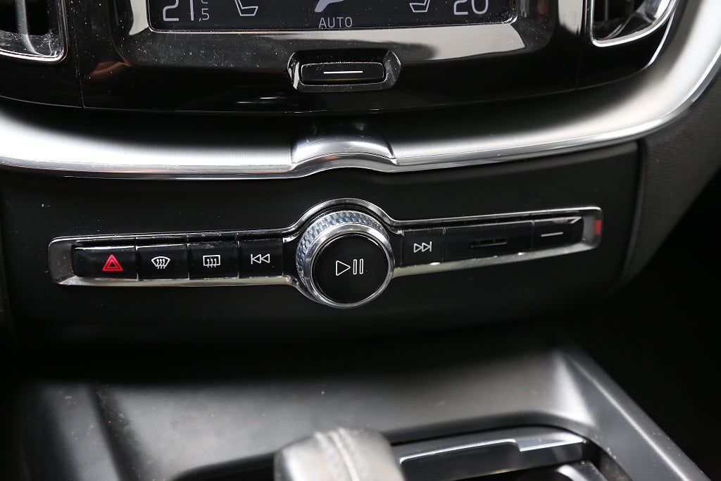 Volvo XC60 T8 Twin Engine AWD Momentum Edt Aut Pano Drag Leasbar 2020