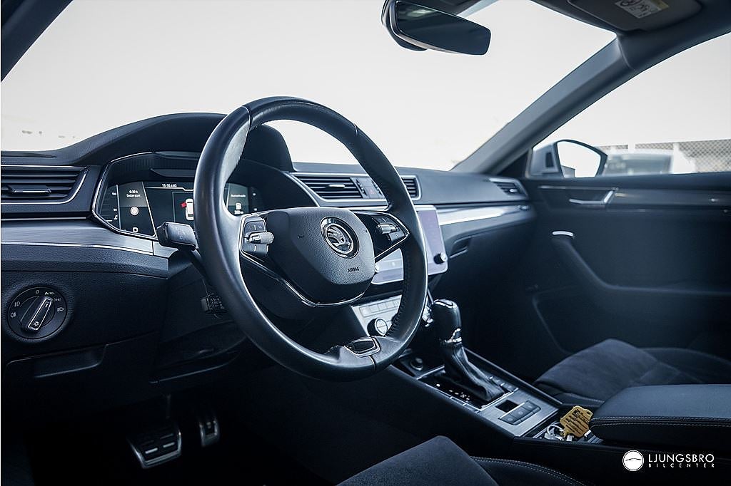 Skoda Superb Skoda Superb Scout 2.0 TDI 4x4 200hk / Pano / Cockpit / Drag