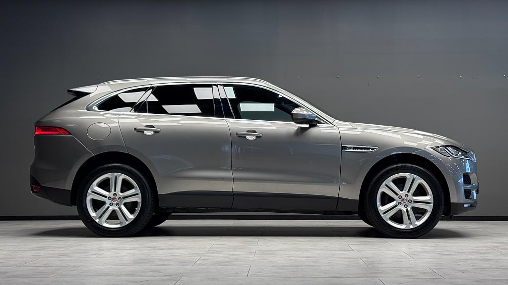 Jaguar F-PACE 2018 - miniatyr 4