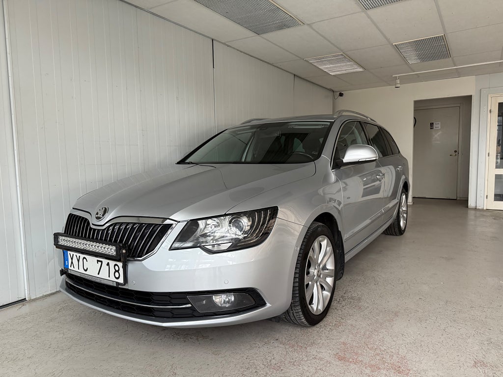 Skoda Superb Kombi 2.0 TDI 170HK 4x4 Elegance Drag D-Värmare M-Värmare