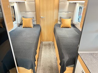 Husbil-halvintegrerad Adria CORAL 670 SLT PLUS 17 av 28