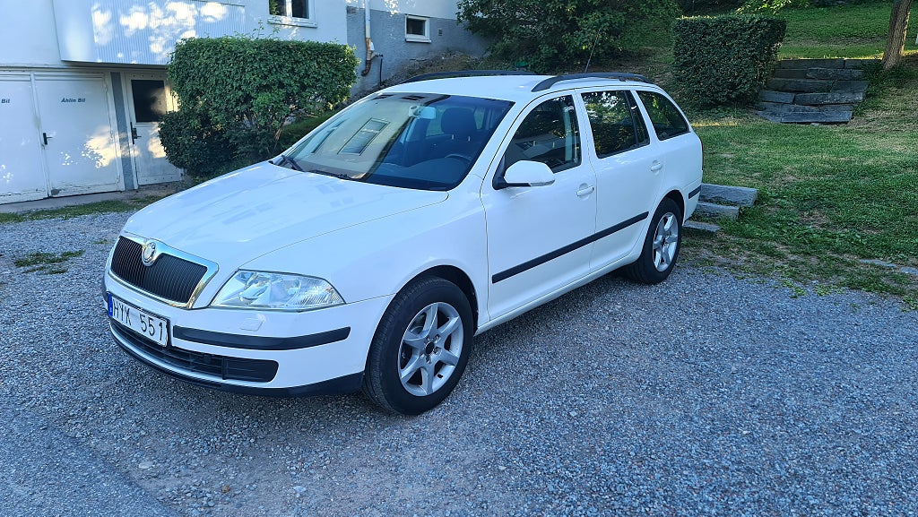 Skoda Octavia Kombi 1.6 MPI Nybesiktad
