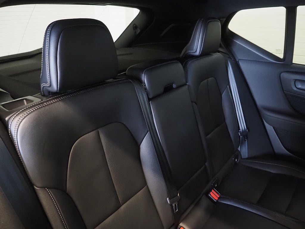 Volvo XC40 Recharge P8 AWD 408hk Core | Kamera | Skinn | 2021