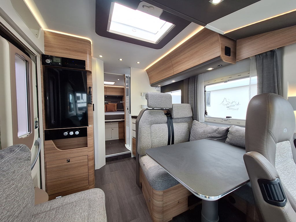 Adria Sonic I 700 Axess SC Queenbädd, Solcell