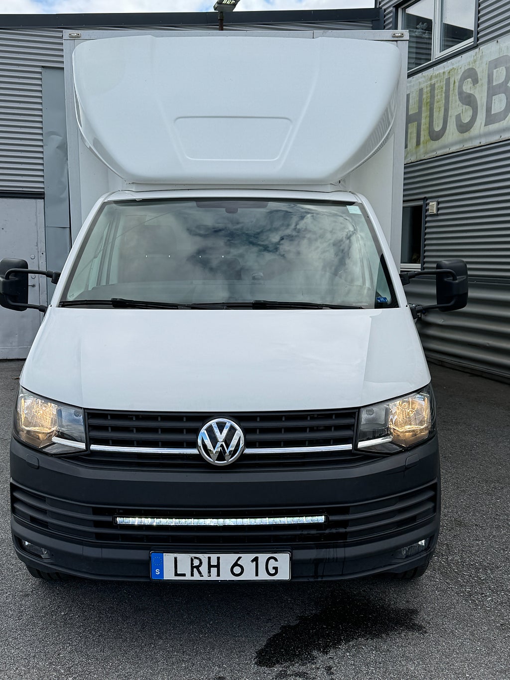 Volkswagen Transporter T6 Chassi Cab På Byggt Skåp Baklyft
