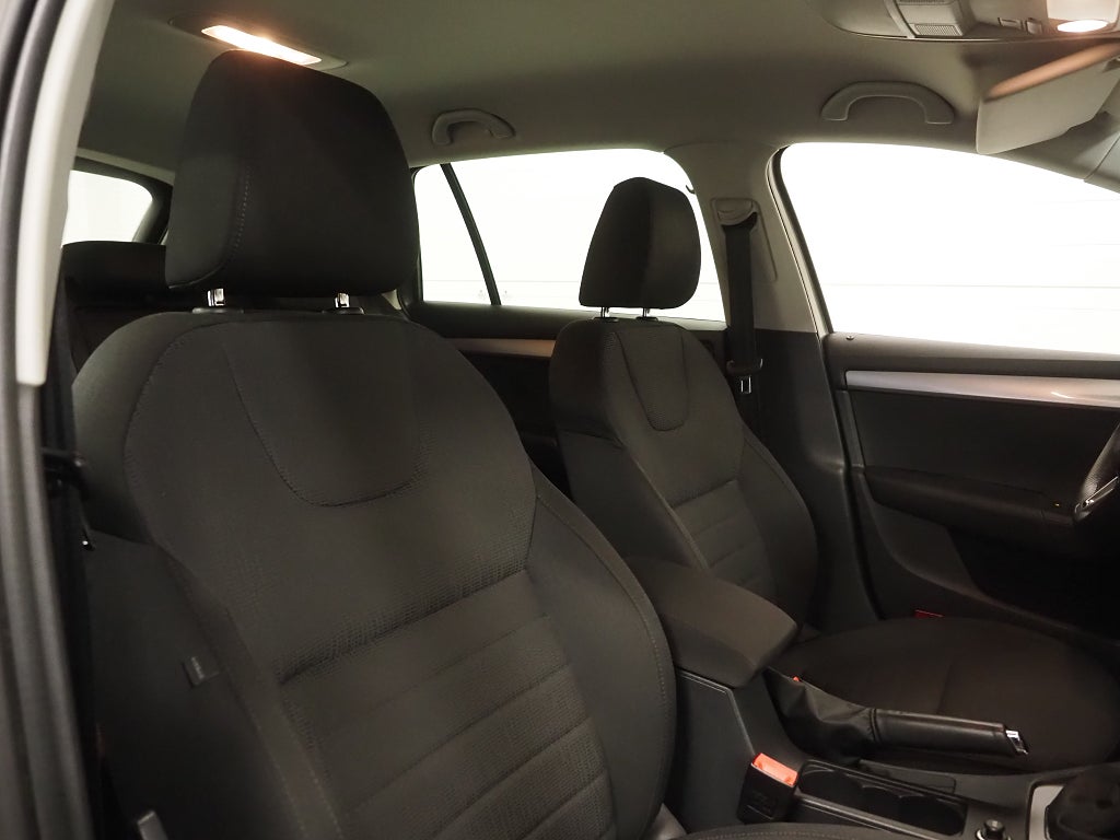 Skoda Octavia 1,2 TSI Elegance Kombi Aut Motorvärmare P-Sensorer 2015