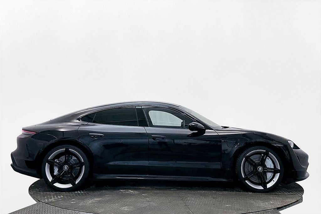 Porsche Taycan Turbo Sport Chro Akustik Adapt BOSE MOMS 680hk