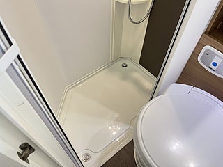 Husbil-alkov Adria CORAL XL 670 DK 24 av 29