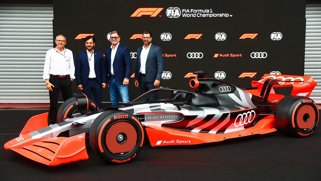 Stefano Domenicali, vd för Formel 1,  Mohammed ben Sulayem, Internationella bilsportsförbundets president, Markus Duesmann, vd för Audi, teknisk utvecklingschef för Audi. Foto: Audi