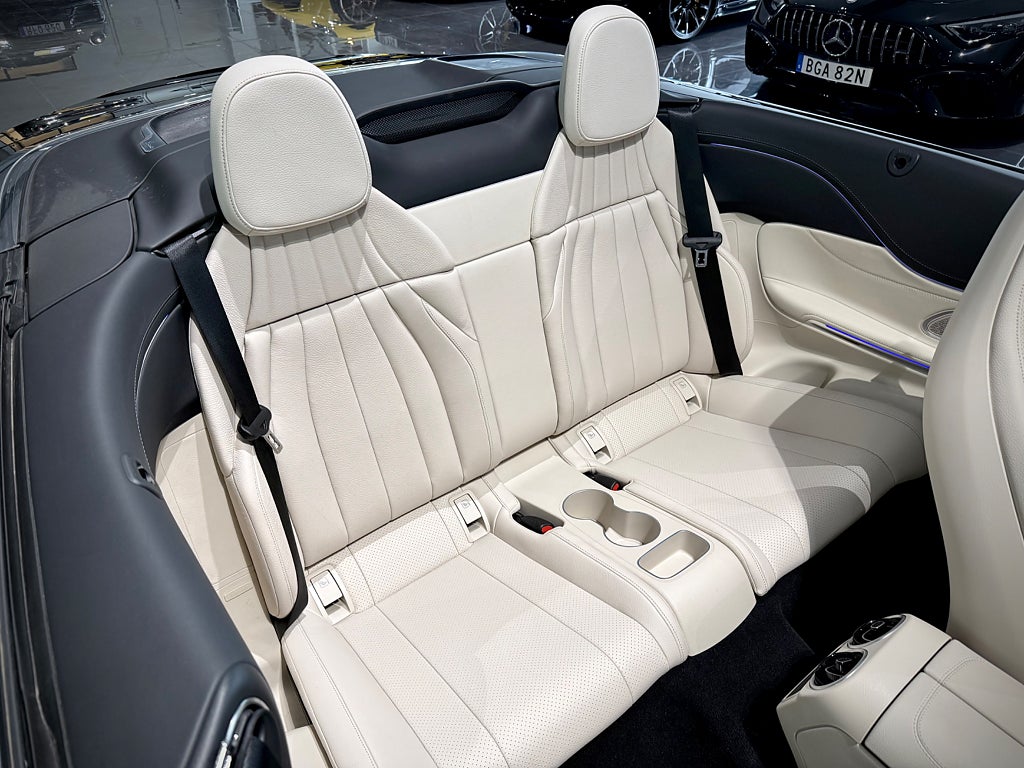 Mercedes-Benz CLE 300 4MATIC Cabriolet AMG Premium Läder Drag Burmester - bild 6