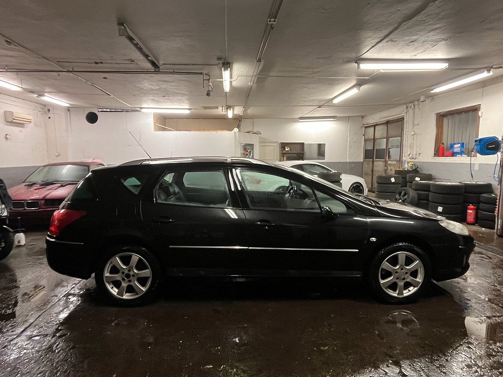 Peugeot 407 SW 2.2 Nykam, Dragkrok, Panorama tak, Servad