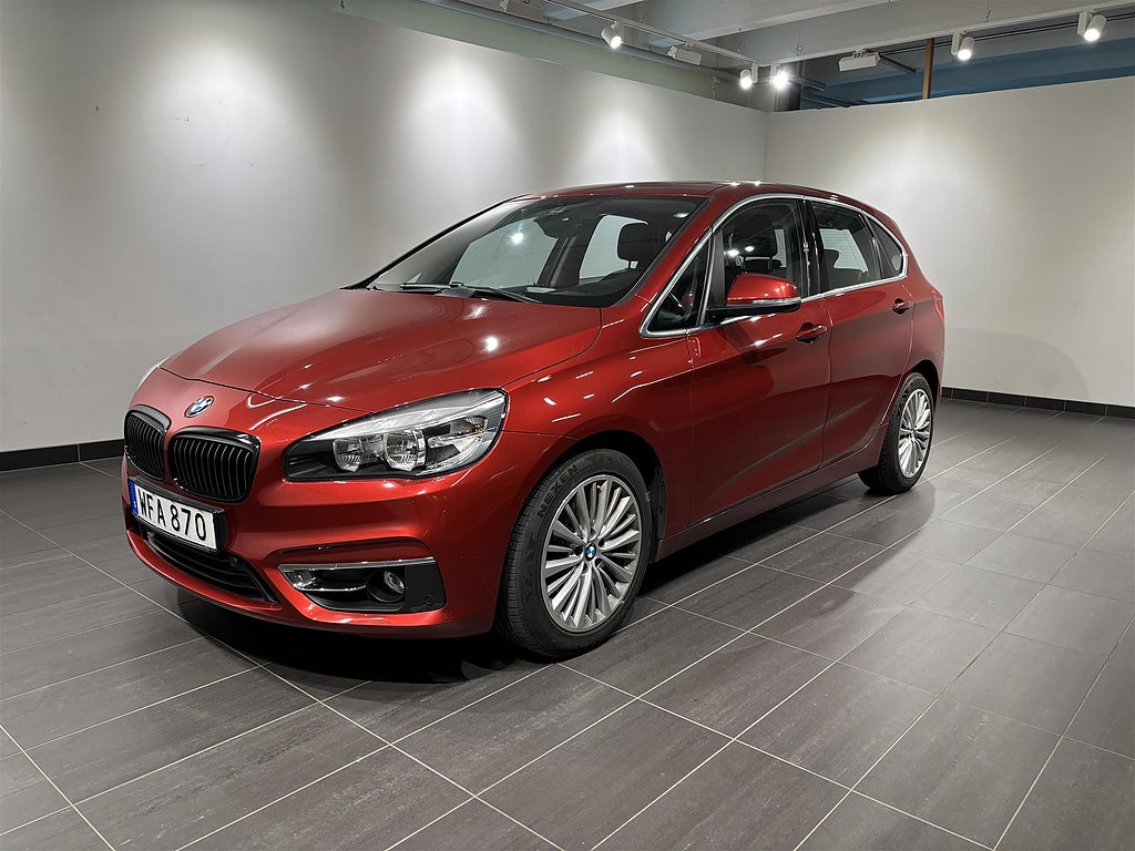 BMW 218d Active Tourer 3,95% Luxury Line Panorama PDC Drag | Ränta 3,95%