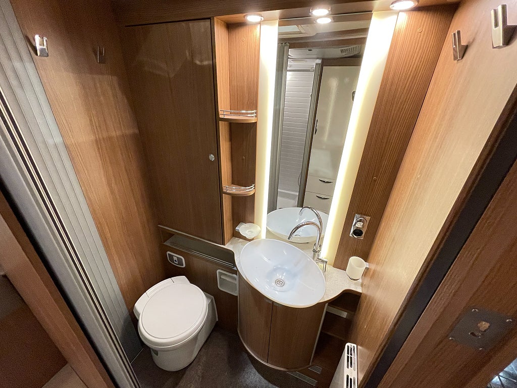 Bürstner Argos 747 /ALDE / Hyd-stöd / AC / Drag / Litium / Inverter / Aut - Bürstner