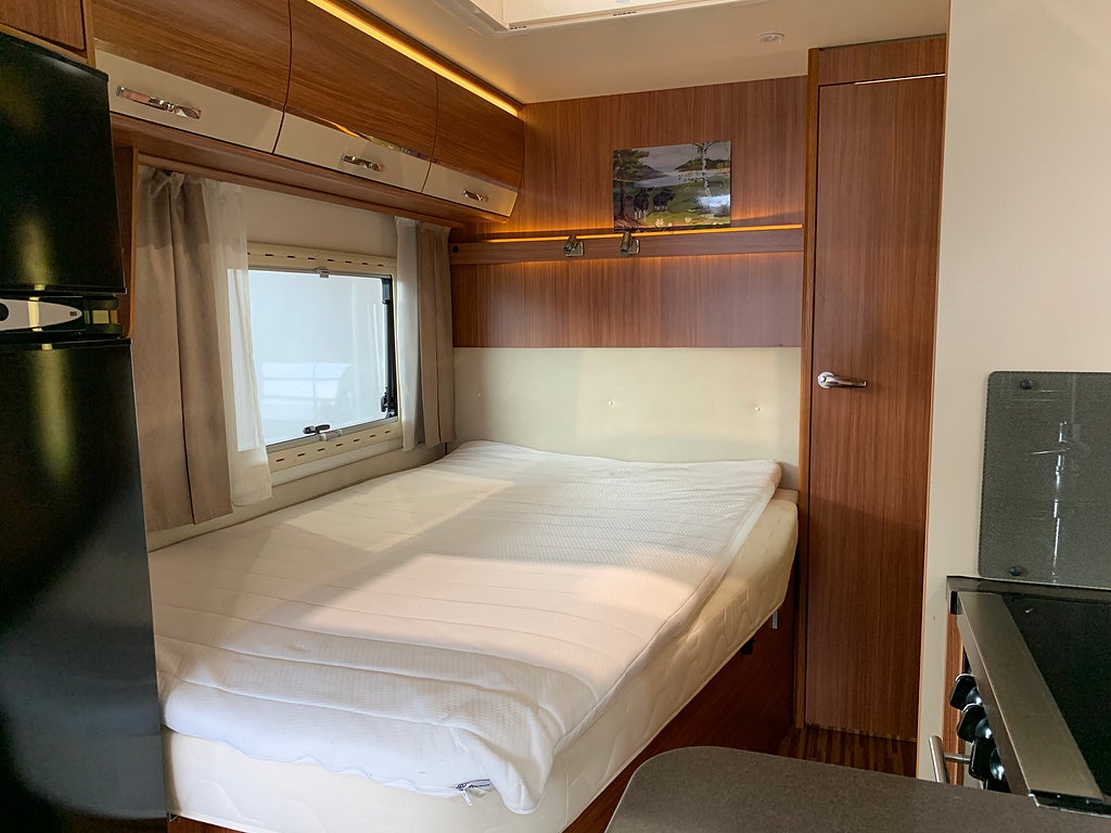 Adria Sonic i 700 ST / Solcell / Cykelställ / Taksäng / Ugn - Adria