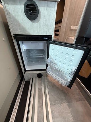 Husbil-halvintegrerad Volkswagen Crafter 177HK AUT (5 bältad) Pop-up tak & soffa/dubbelsäng bak 7 av 21