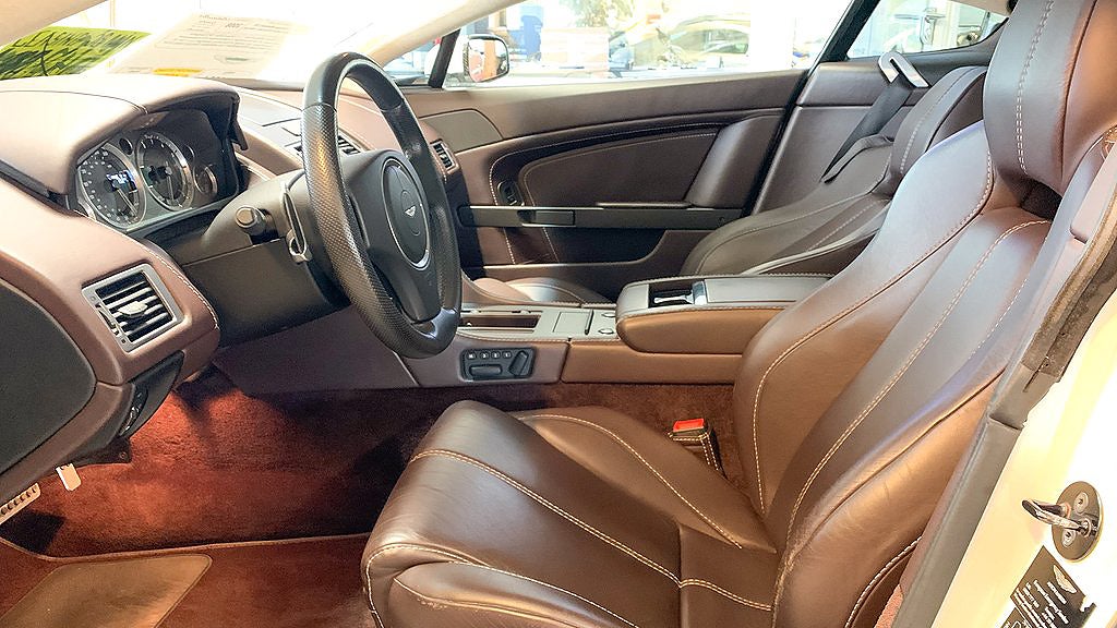 Det här exemplaret av Aston Martin V8 Vantage har fått en behandling av Mansory. 