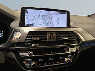 BMW X3 xDrive30e M Sport 1 ägare Cockpit Drag Kamera Pvärm SoV – bild 17