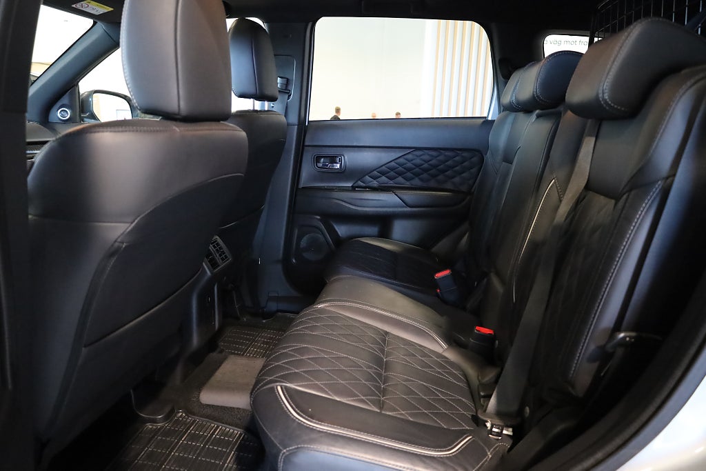 Mitsubishi Outlander PHEV CVT S-Edition Lucka 360° Navi Läder Drag Rattvärm 2020