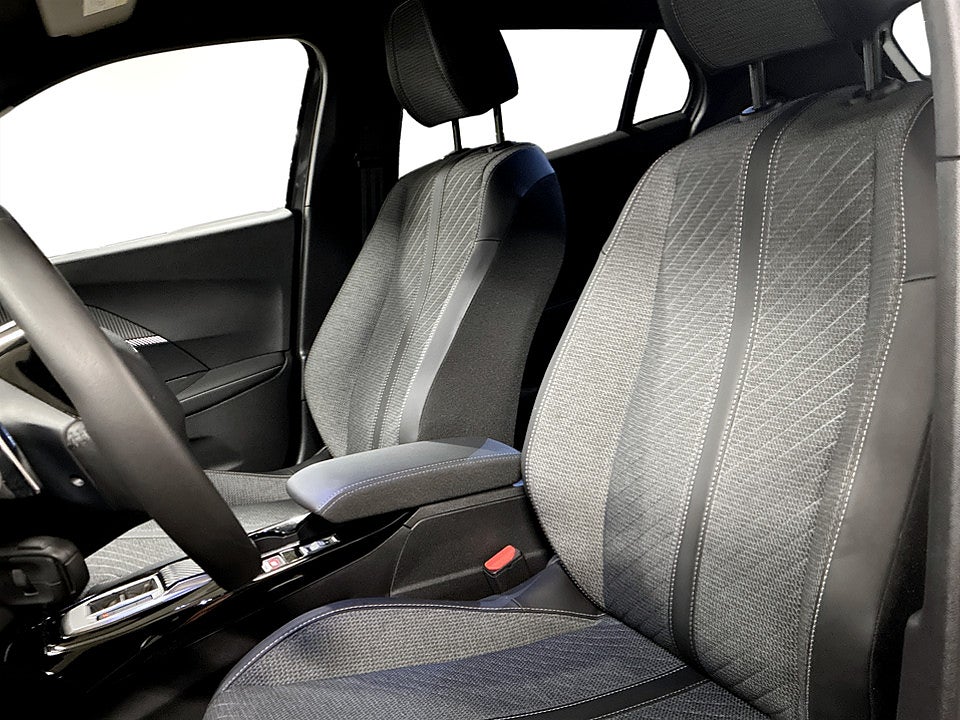 Bild på Peugeot 2008 Allure 1.2 PT 130hk Aut B-KAMERA CARPLAY
