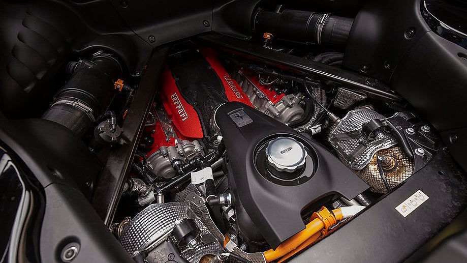 Ferrari SF90 Stradale är den italienska sportbilstillverkarens första laddhybrid. 