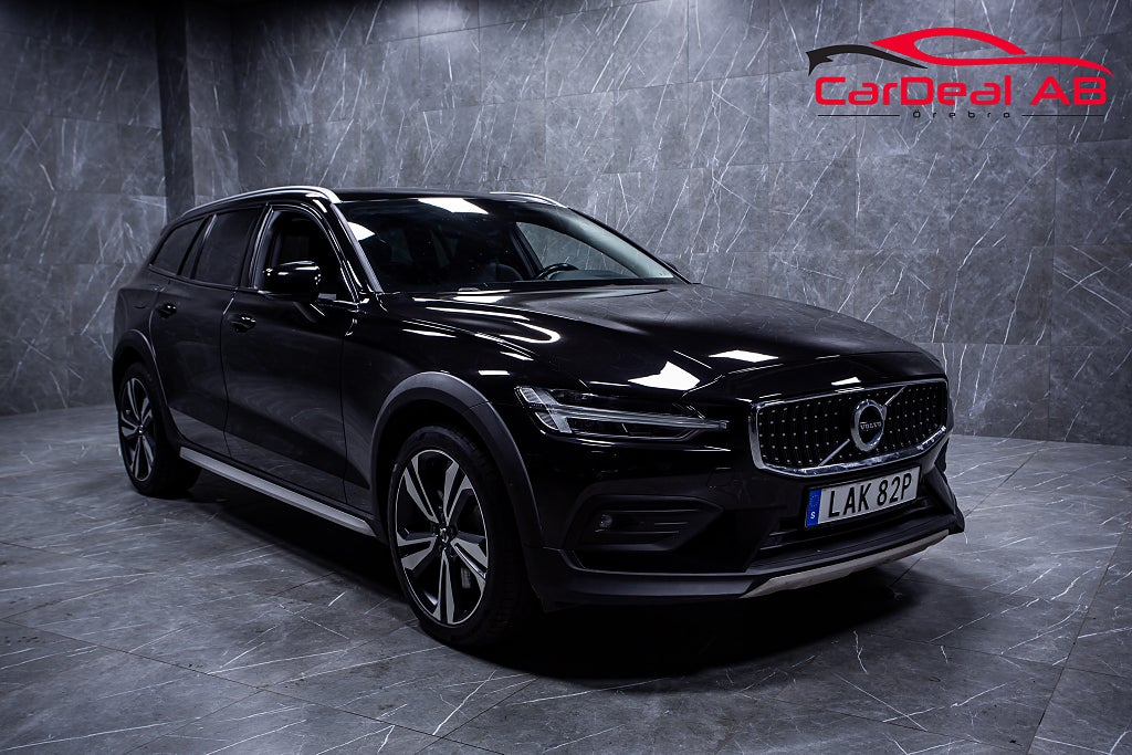 Volvo V60 Cross Country B4 AWD Momentum Värmare H/K Skinn Drag MOMS
