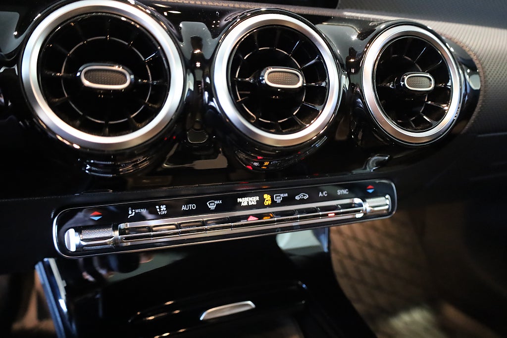Mercedes-Benz CLA 200 Shooting Brake 7G-DCT Panorama Kamera Läder Navi 2021