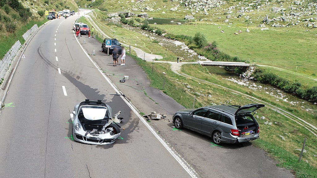 En Porsche 911 fick stora skador i olyckan.