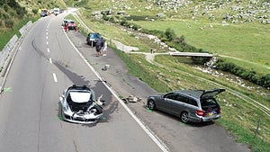 En Porsche 911 fick stora skador i olyckan.