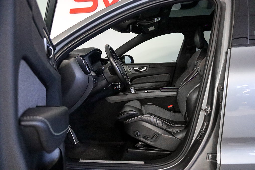 Volvo XC60 B5 AWD R-Design H/K Panorama HuD 360° Dragkrok VOC