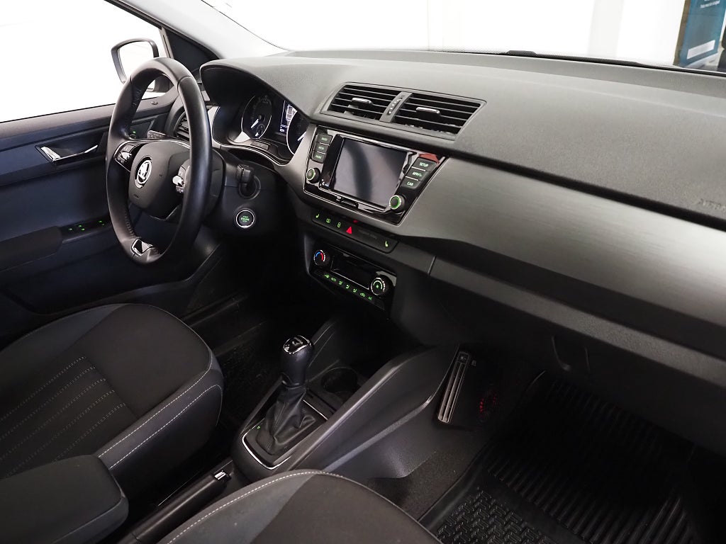 Skoda Fabia 1.0 TSI Style 95hk Motorvärmare Carplay P-Sensorer 2021
