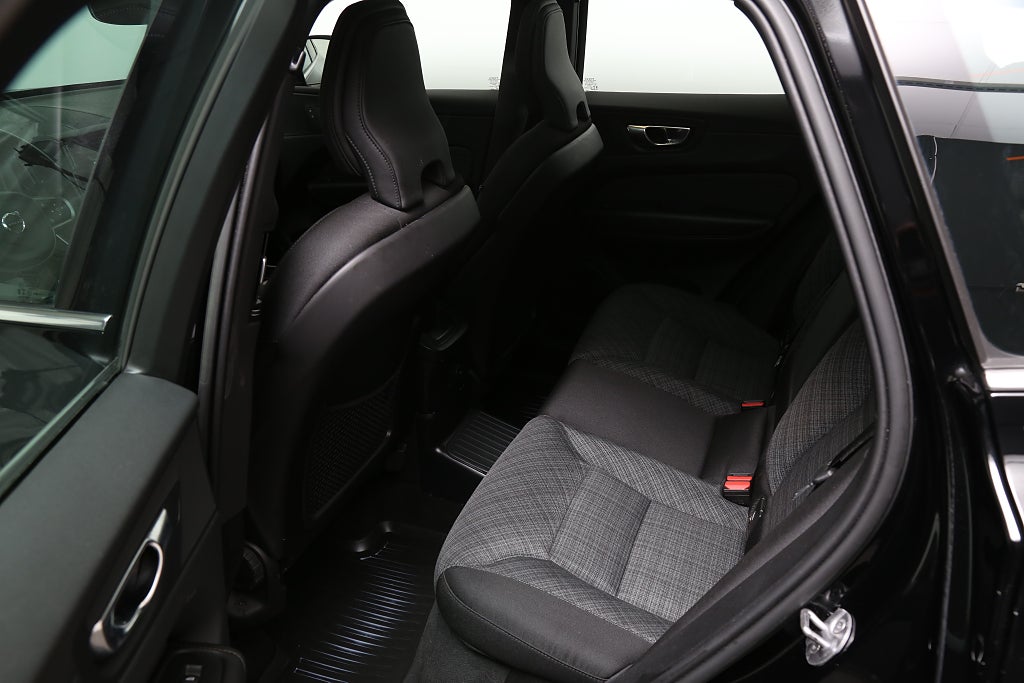 Volvo XC60 Recharge T6 350hk Momentum AWD Panorama Kamera Leasbar 2023