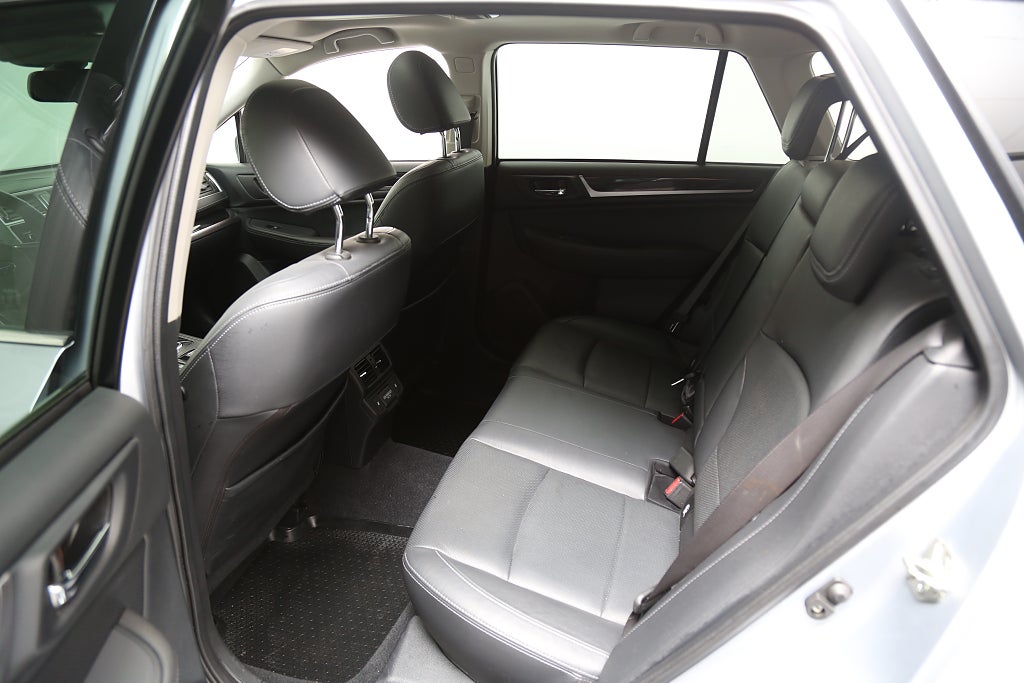 Subaru Outback 2,5i 175hk Summit AWD Taklucka H/K Skinn Motorv Drag 2018