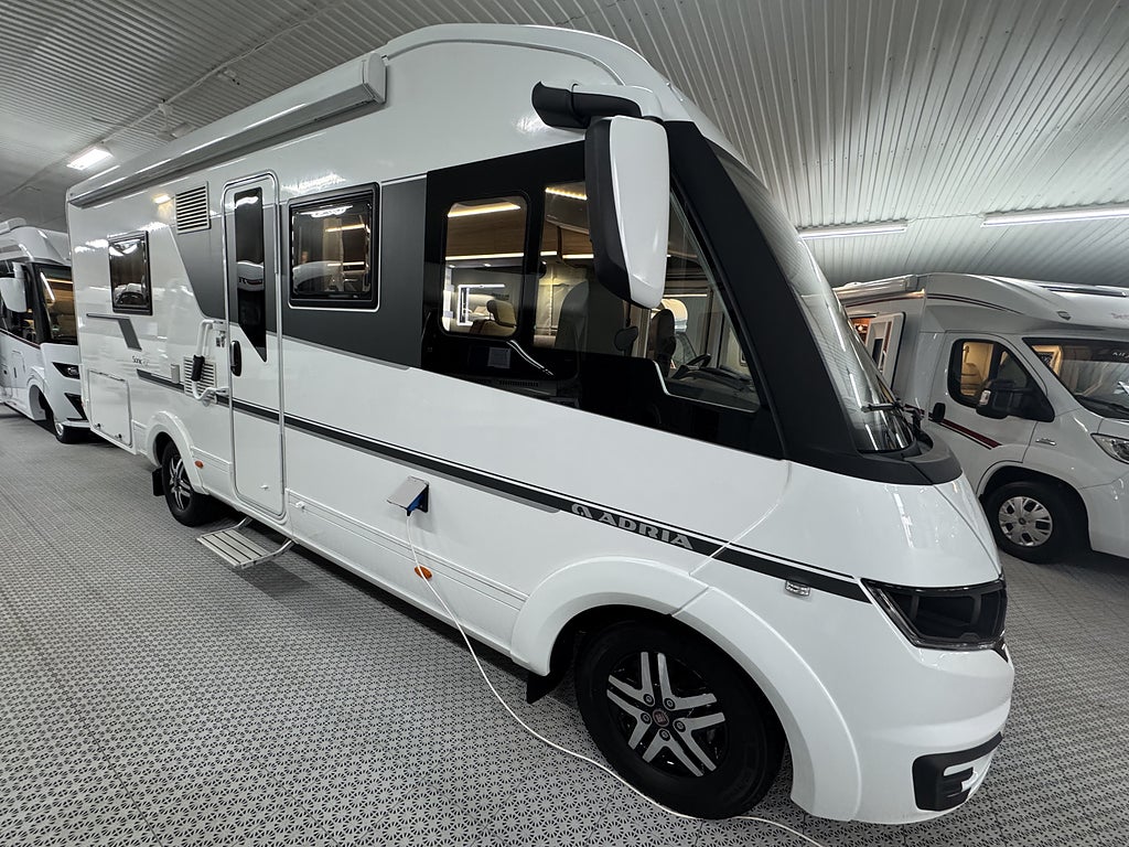 Adria SONIC I 700 DLT LÅNGBÄDD TOA BAK 