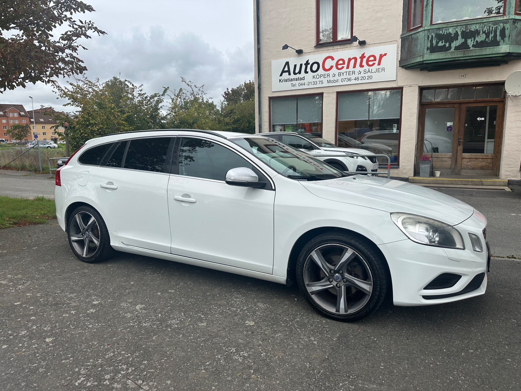 Volvo V60 D3 Geartronic R-Design Euro 5 2013, photo 2/10
