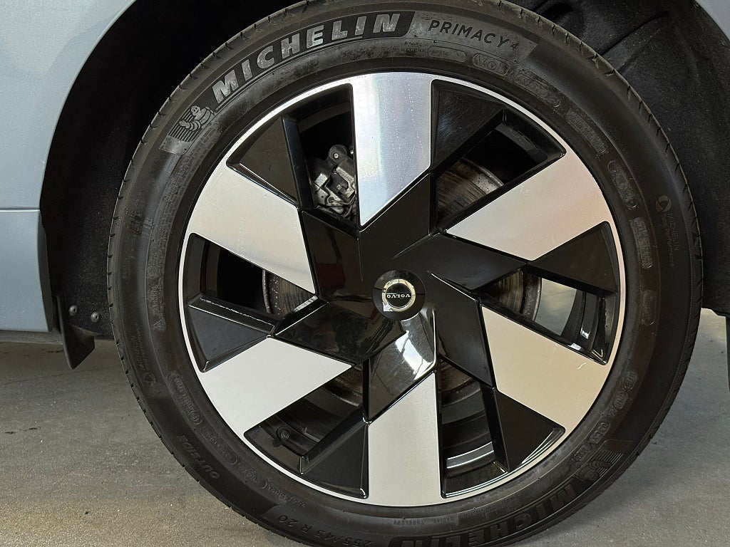 Volvo XC60 Recharge T6 AWD Aut Dark Edition Pano H/K Drag 19"