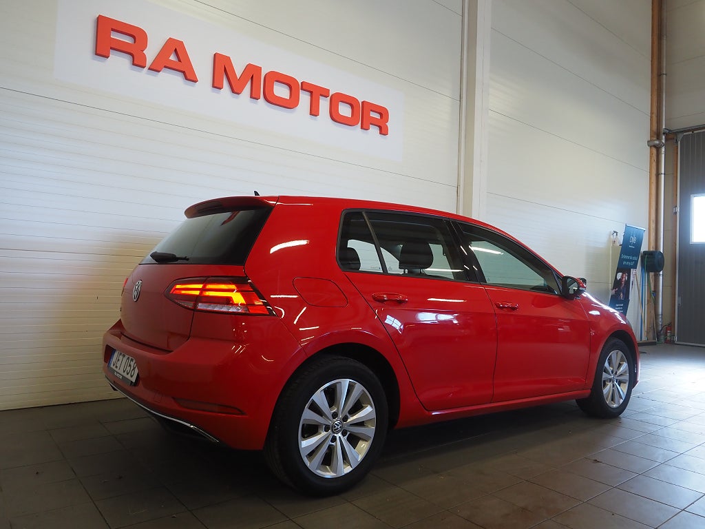 Volkswagen Golf 1.6 TDI 115hk D-Värmare Backkamera Adaptiv Farthållare 2018