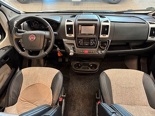 Husbil-halvintegrerad LMC H607 Breezer 150HK AUT  3 av 21