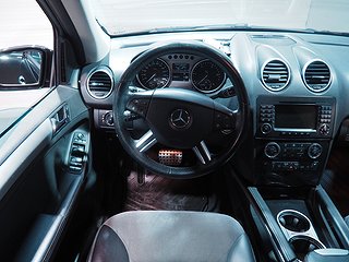 SUV Mercedes-Benz ML 14 av 24