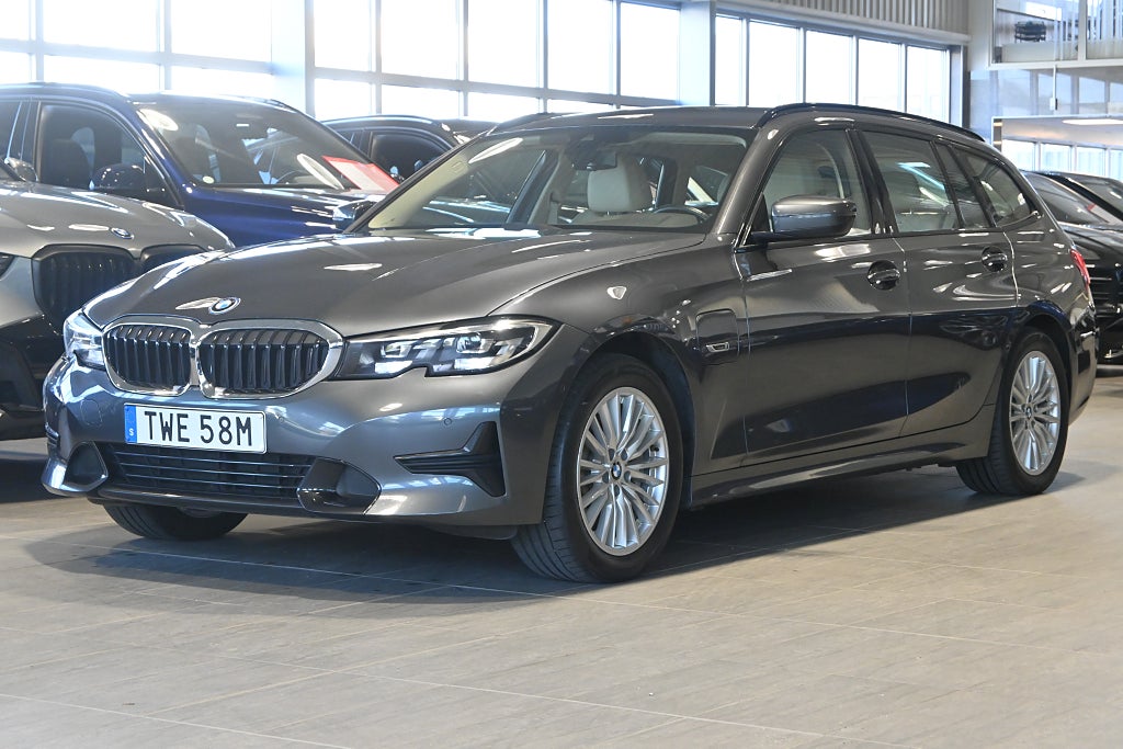 BMW 330e Touring 292hk Model Sport Navi Drag Värmare