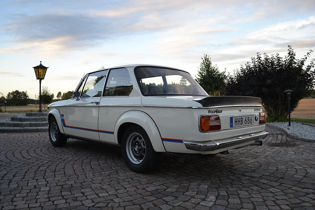 BMW 2002 turbo tillhörde samma familj i över 40 år innan den nuvarande ägaren köpte bilen. Foto: Collecting Cars 