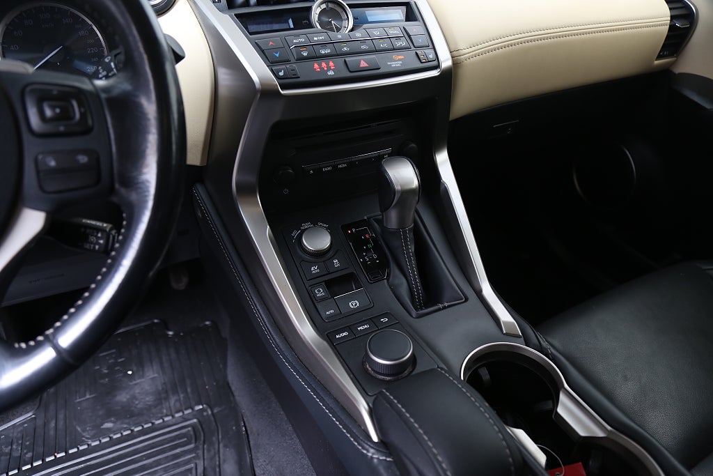 Lexus NX 300h AWD E-CVT Business Line 197hk Skinn Dragkrok 2015