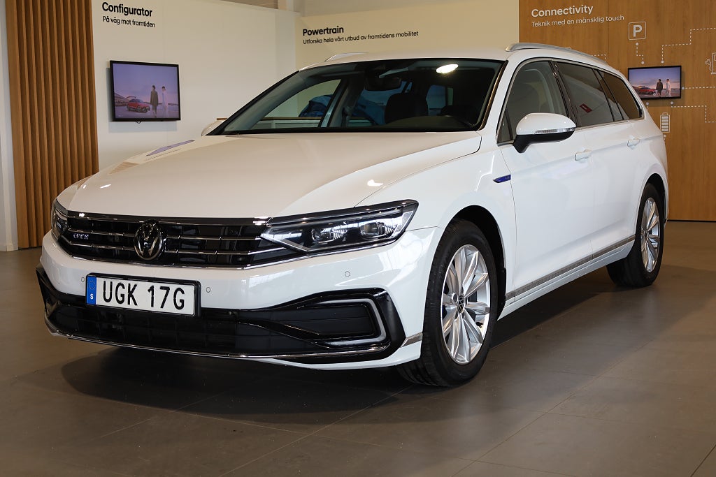 Volkswagen Passat GTE 218hk Executive / Business / Värmare / Navi 