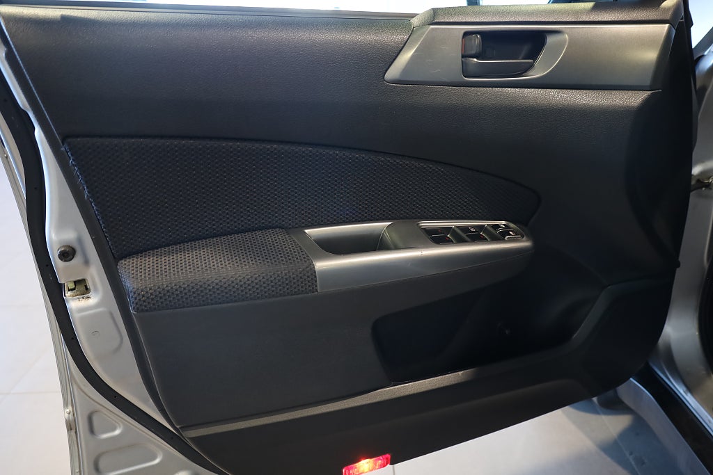 Subaru Forester 2.0 X 4WD AUT Drag M-Värme Blåtand Nybesiktigad 2012