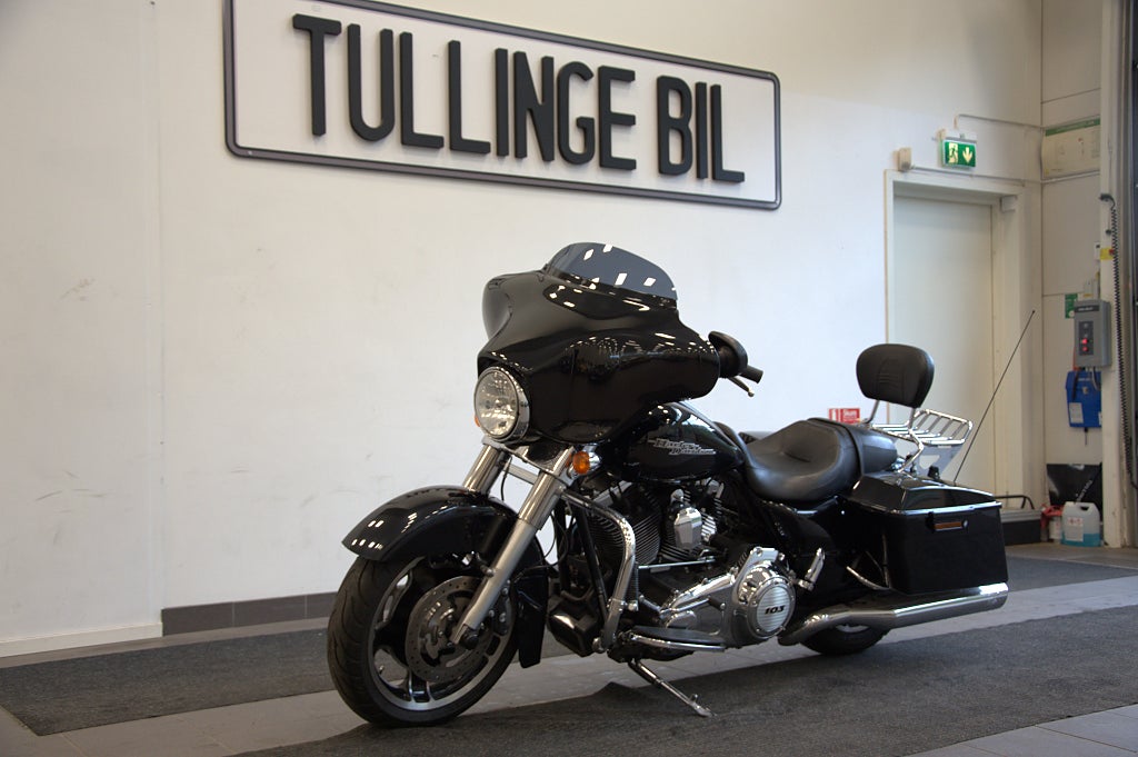 Harley-Davidson Street Glide 1.7 V-Twin 84HK Vance&Hines Lågmil Nybesiktigad
