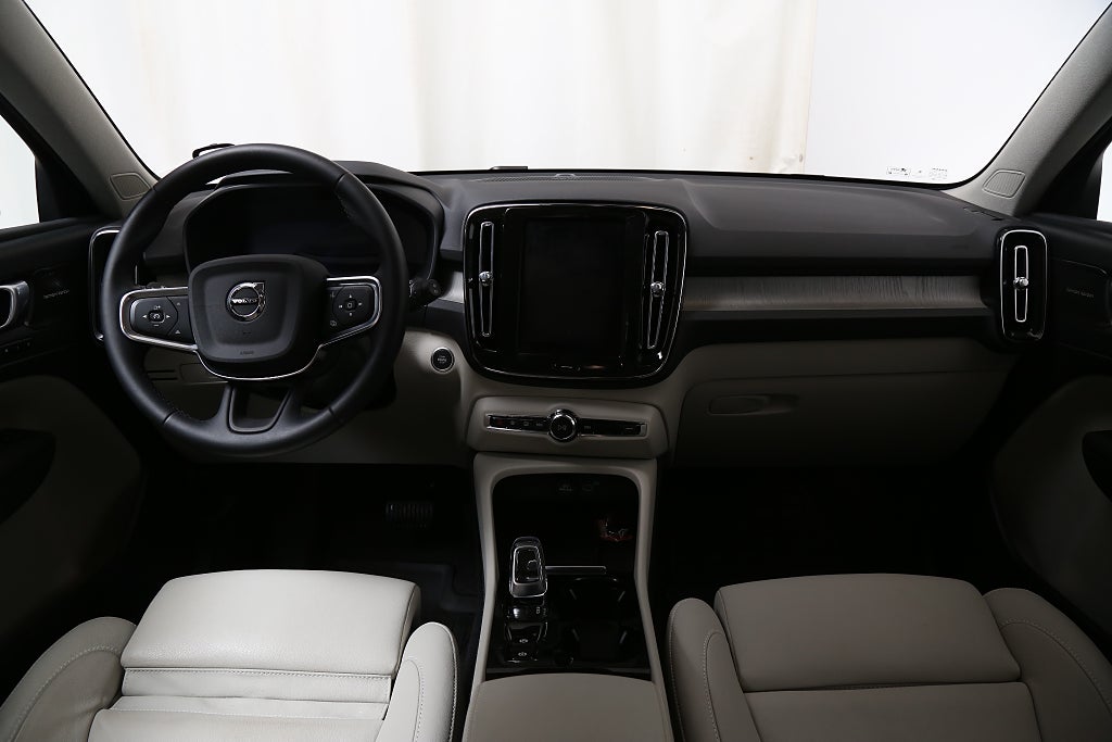 Volvo XC40 B4 Bensin 197hk Ultra Dark Skinn l Panorma l H/K l 360° 2025